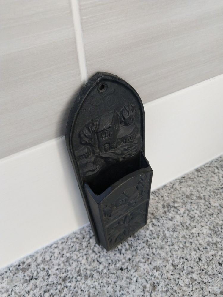 Porte-allumettes en fonte
25 Melun (77)