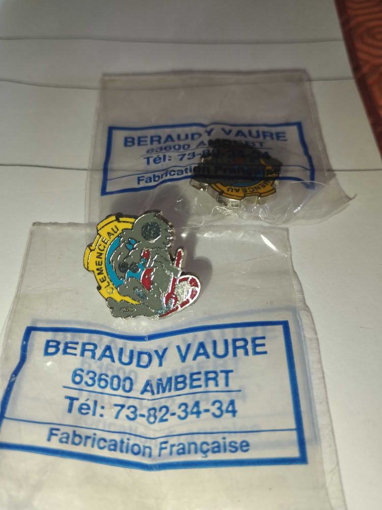 pin's porte-avion CLEMENCEAU 9 La Seyne-sur-Mer (83)