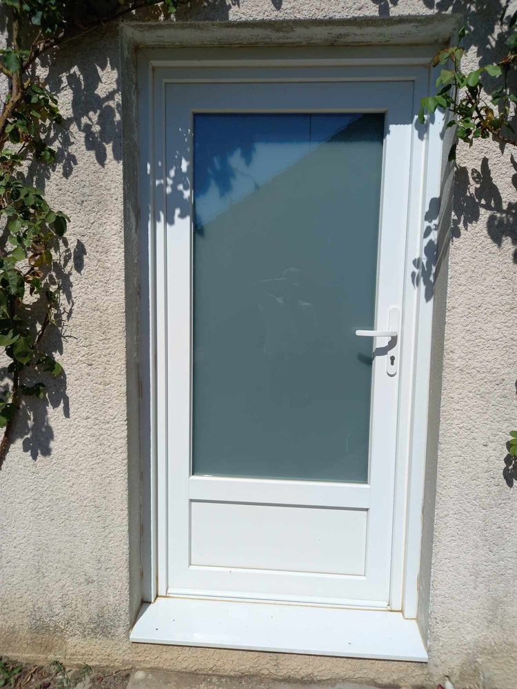 PORTE PVC BLANCHE TRES BONNE QUALITE 380 Lons-le-Saunier (39)