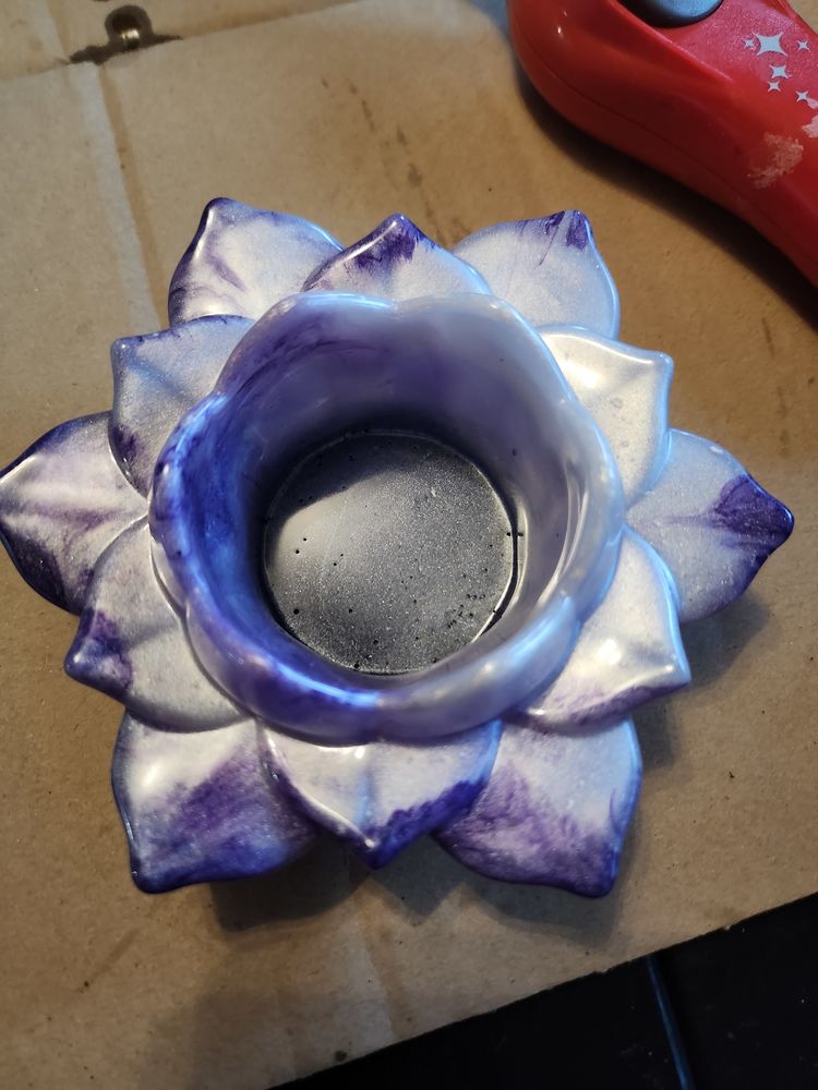 Porte-bougie Fleur de Lotus en R�sine: �l�gance Violette 9 �chirolles (38)