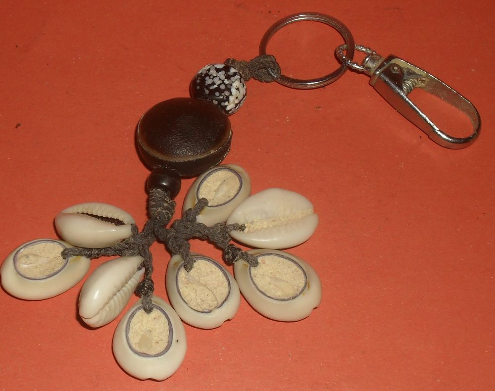 Porte clef ou pendentif 8 coquillages Cauris. 20 Montreuil (93)