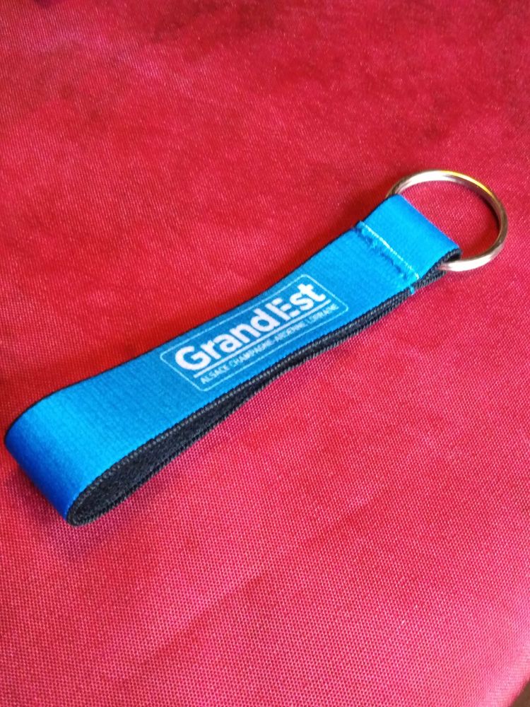 Porte-clefs avec un ruban �lastique neuf jamais servi 1 Avermes (03)