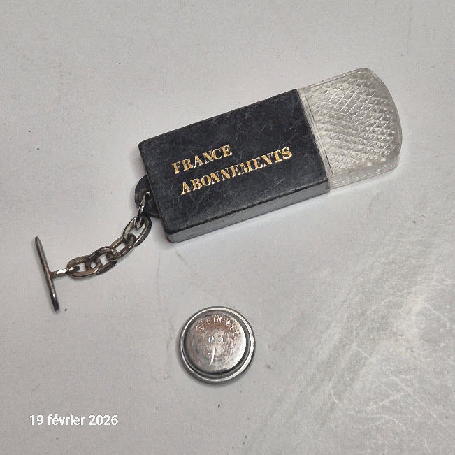 Porte clefs France Abonnement avec lampe, vintage 10 Saumur (49)