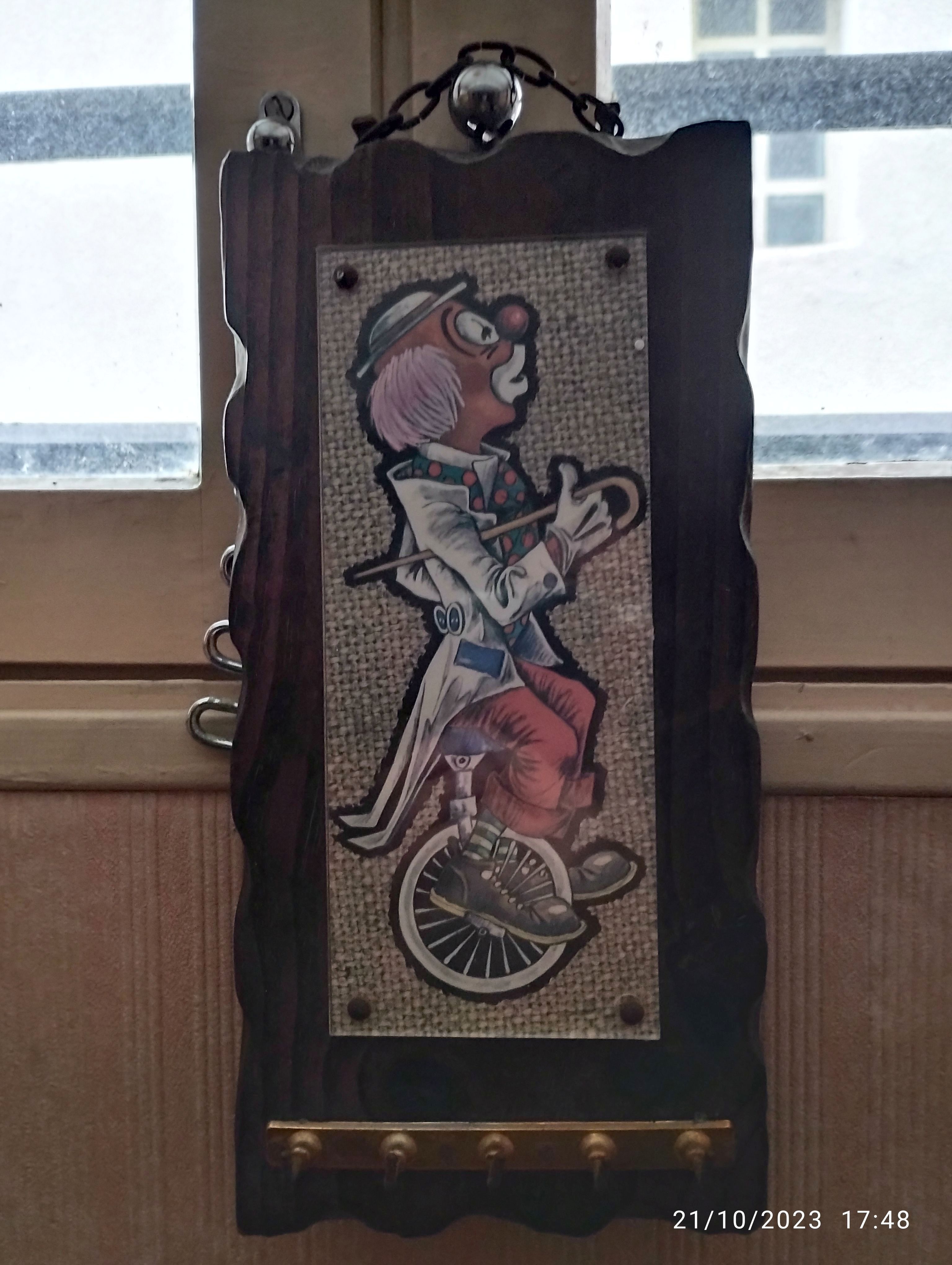 Porte clefs mural en bois massif motif clown 10 Cachan (94)