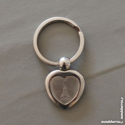 Porte-cl�s argent� coeur ''Tour Eiffel'' 5 Cabestany (66)