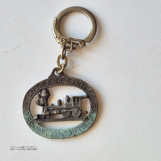 Porte-cl�s M�tal La Vie du Rail Belle locomotive vapeur Rue 2 Saumur (49)