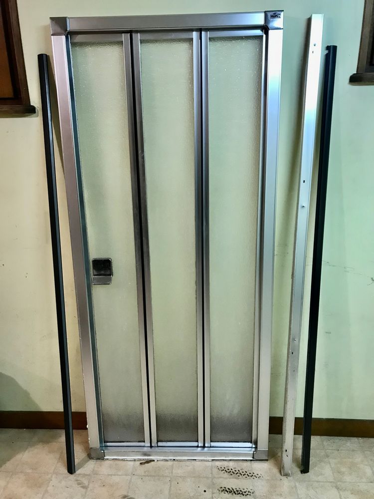 Porte Douche pliante 3 vantaux (marque Huppe) 30 Grand-Charmont (25)