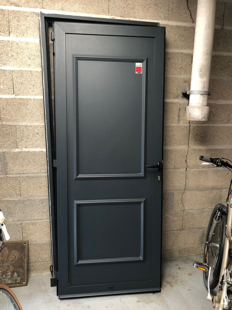 Porte d'entr�e blind�e en aluminium.
1300 Longjumeau (91)