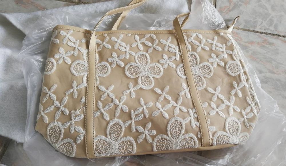 Sac port� �paule NEUF 4 Lyon 8 (69)