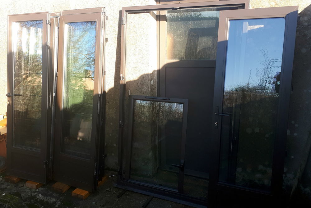 Lot de 4 porte-fen�tres, 1 porte et une fen�tre 800 Nantes (44)