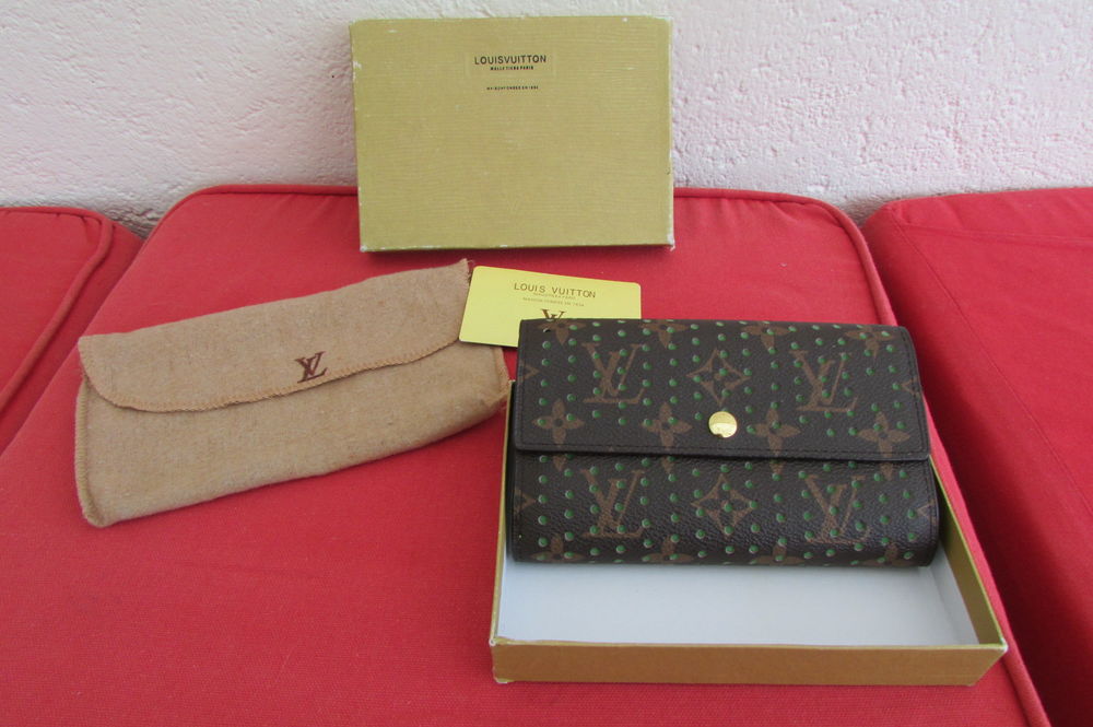 Porte feuille compact L.Vuitton,monogramm� perfor�
175 Castres (81)