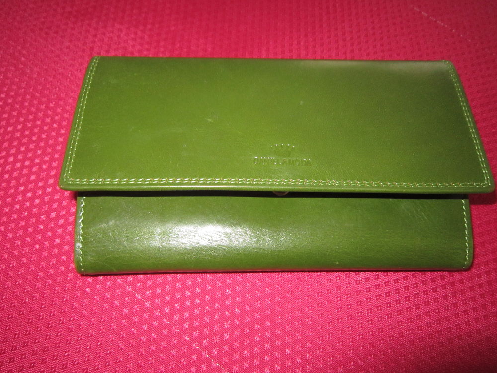 Un porte-feuille Femme 30 Brignais (69)