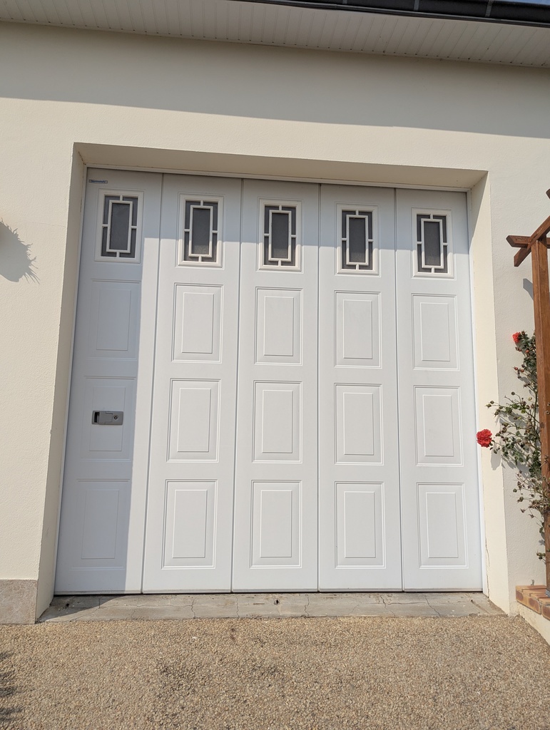 Porte de garage blanche avec fen�tres
500 Concarneau (29)