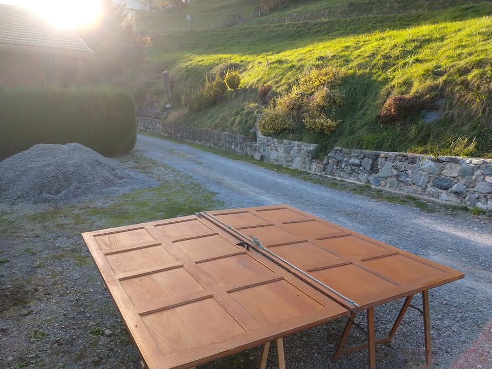 Porte de garage bois massif � panneaux 150 Montailleur (73)