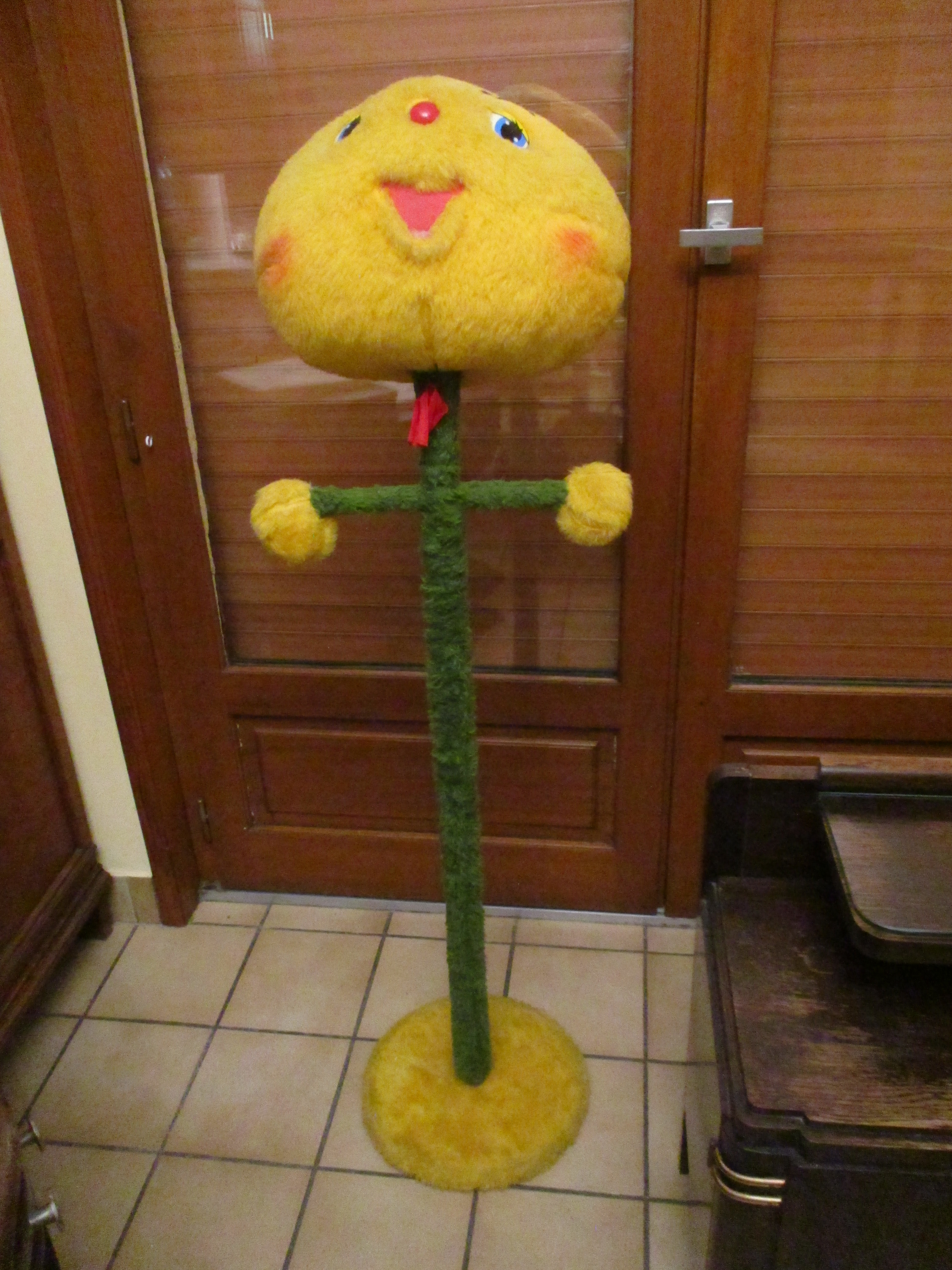 Porte manteau enfant en bon �tat dit  popol  vintage = faire 0 M�rignies (59)