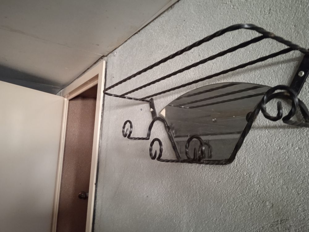 un porte manteau mural en fer 25 Ciry-le-Noble (71)