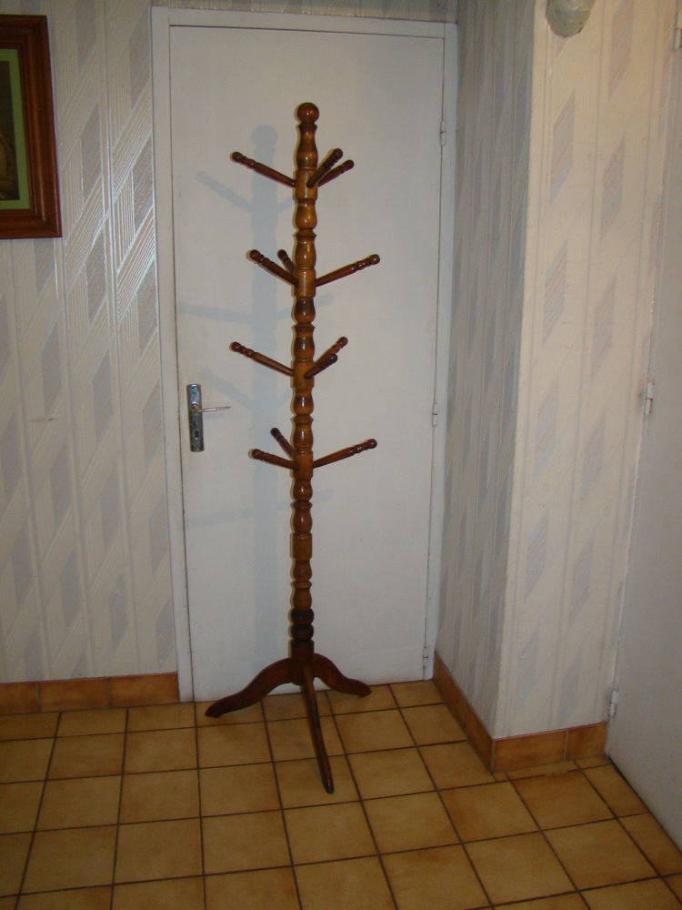 Porte-manteau sur pied vintage � 12 pat�res
150 Gargenville (78)