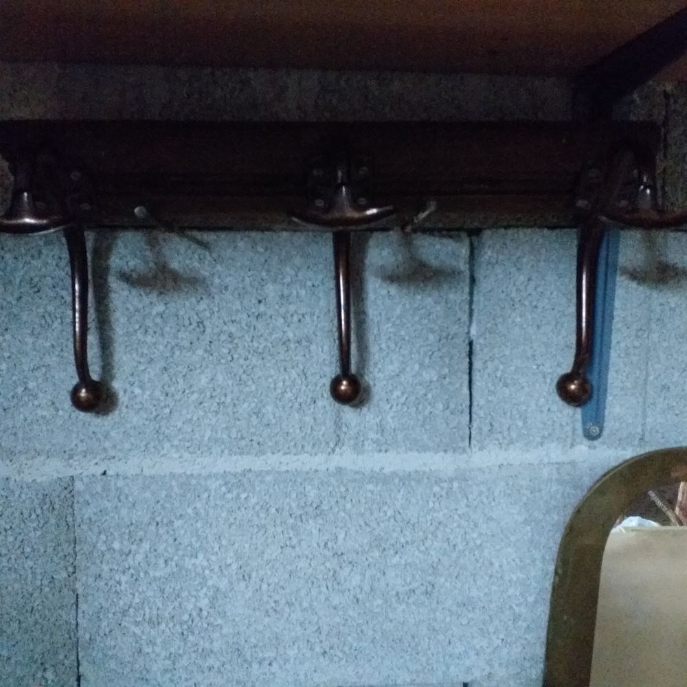 porte manteaux;
8 Aubagne (13)