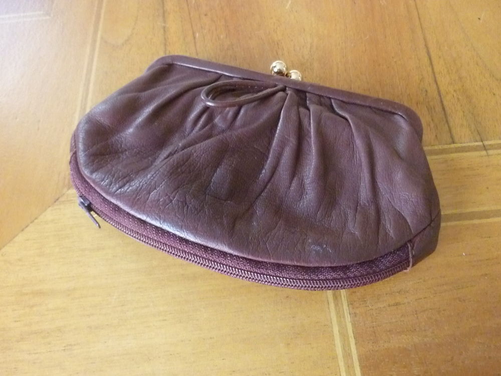 Porte monnaie cuir  bordeaux.  NEUF 10 La Mulati�re (69)