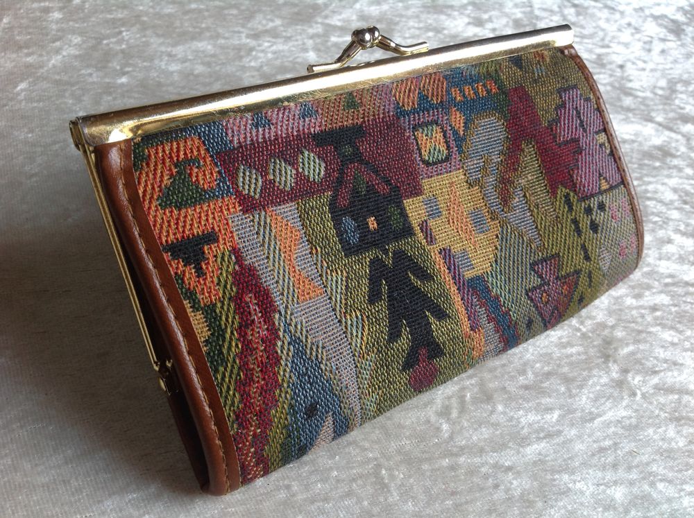 PORTE MONNAIE EN TISSU ET M�TAL DOR� Envoi Possible
10 Tr�gunc (29)