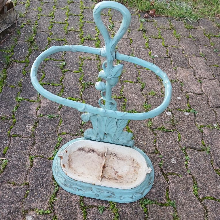 porte-parapluie 2 (ou cannes) vintage
40 Vendeuvre-du-Poitou (86)