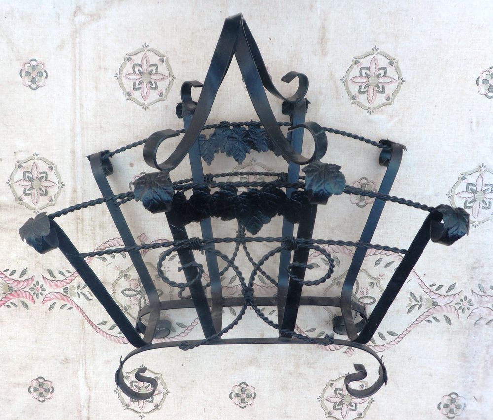 Porte revue ou magasine ancien m�tallique noir style rococo 20 Castries (34)