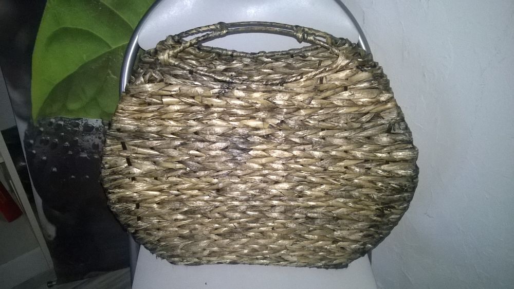 Porte revues ou autres 
en osier fonc� 
Excellent etat 10 Talange (57)