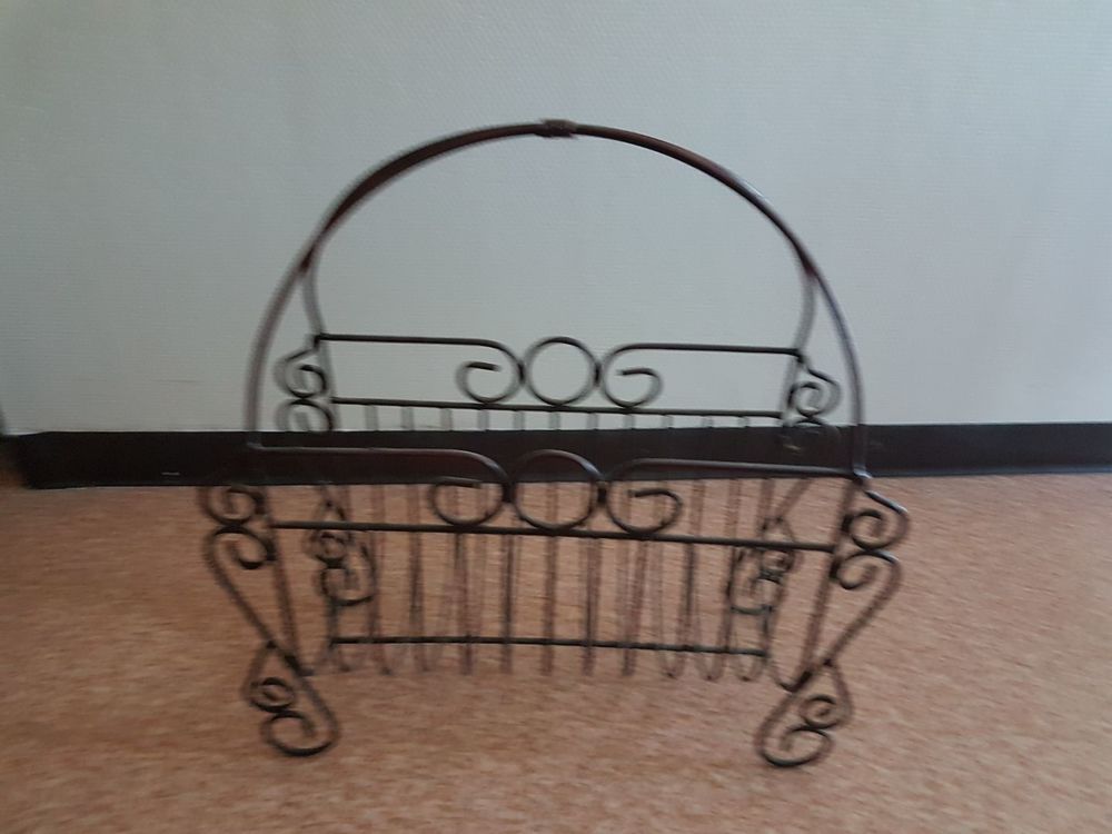 Porte revues en fer forg� 15 Millau (12)