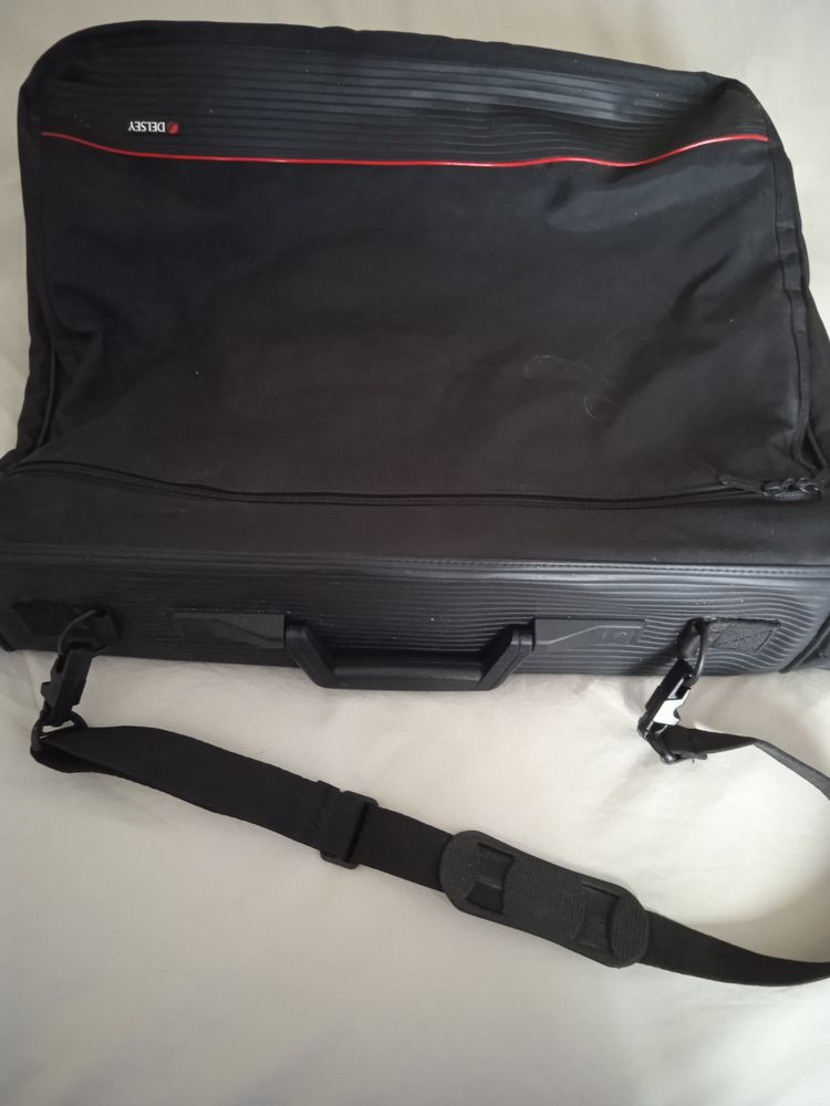 Porte vetements et costumes delsey helium 39 Saint-Pierre-l�s-Nemours (77)