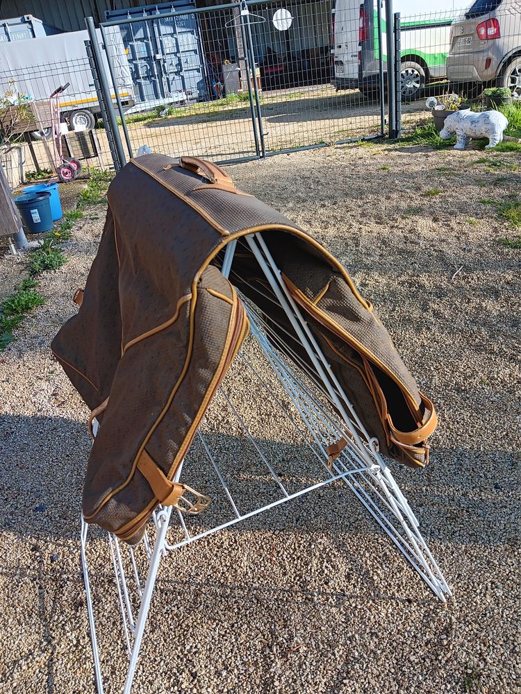 Porte v�tements Yves Saint Laurent 250 Eauze (32)