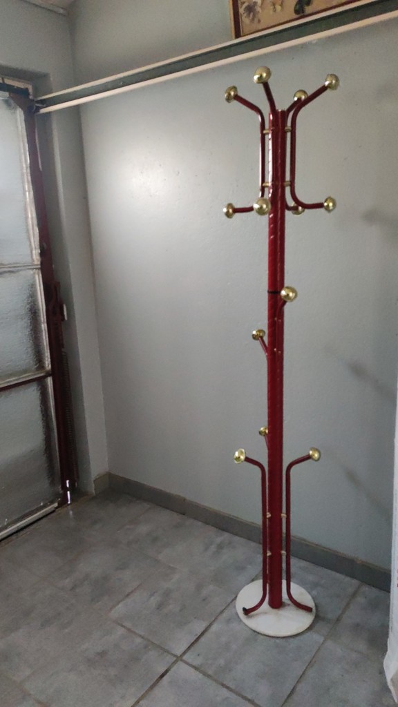 Portemanteau Rouge M�tallique avec Crochets Dor�s 25 Gargenville (78)