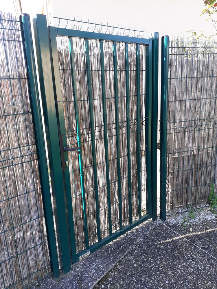 portillon acier vert grillag� 80 La Fouillade (12)