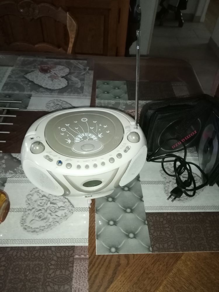 Poste radio st�r�o CD �lectrique ou piles avec 14 CD ann�e
25 Vesly (50)