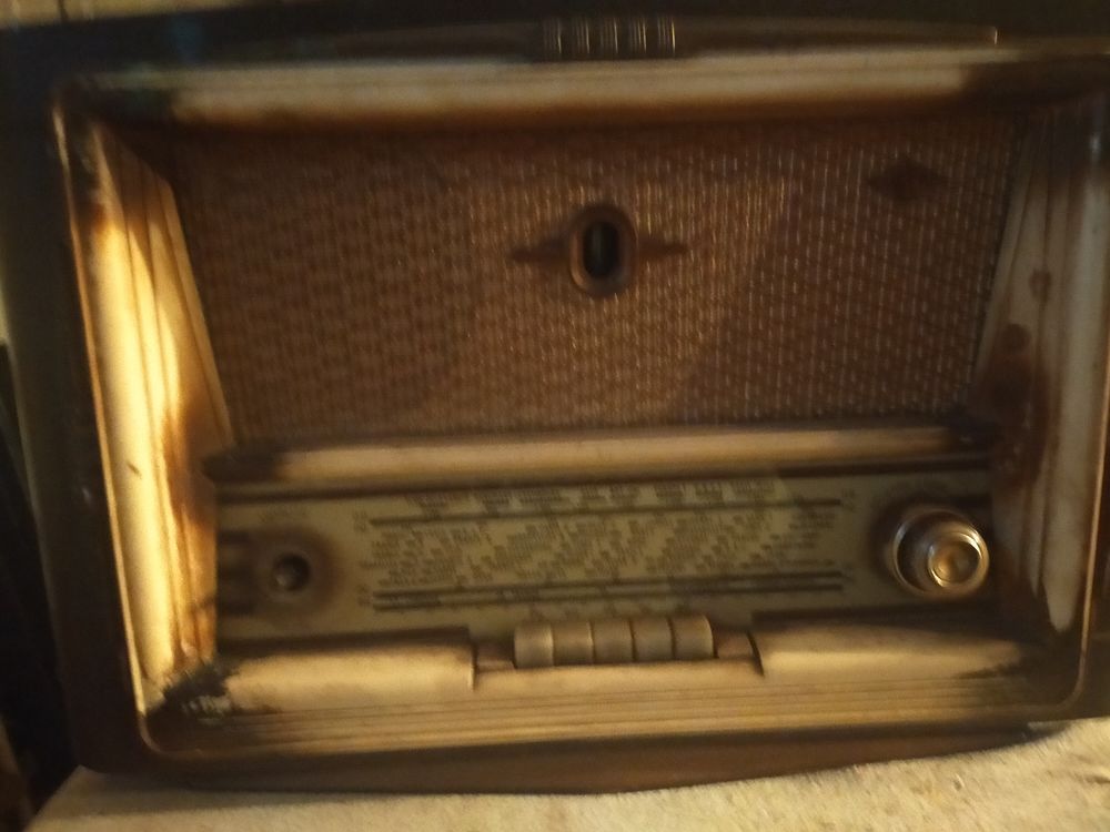 3 postes anciens et 1 tourne disque 0 Saint-Jean-la-V�tre (42)