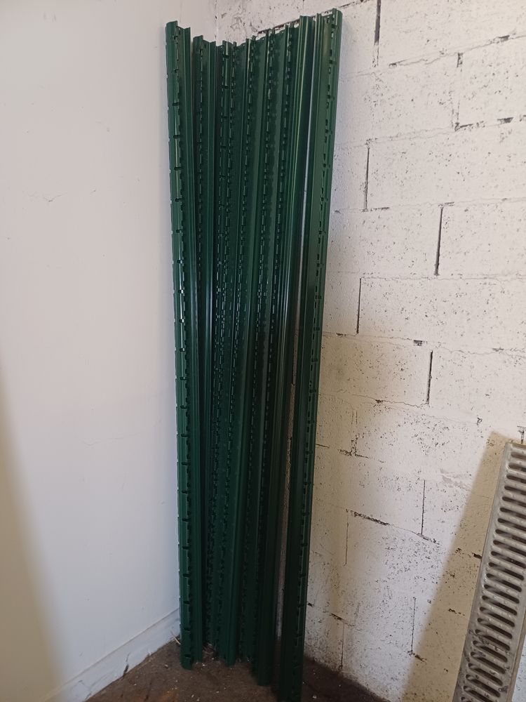 Poteaux grillage pour cl�ture avec encoches 2m50 18 Tours (37)