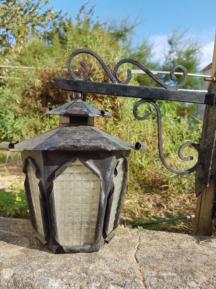 Potence en fer forg� et lanterne
20 Briis-sous-Forges (91)