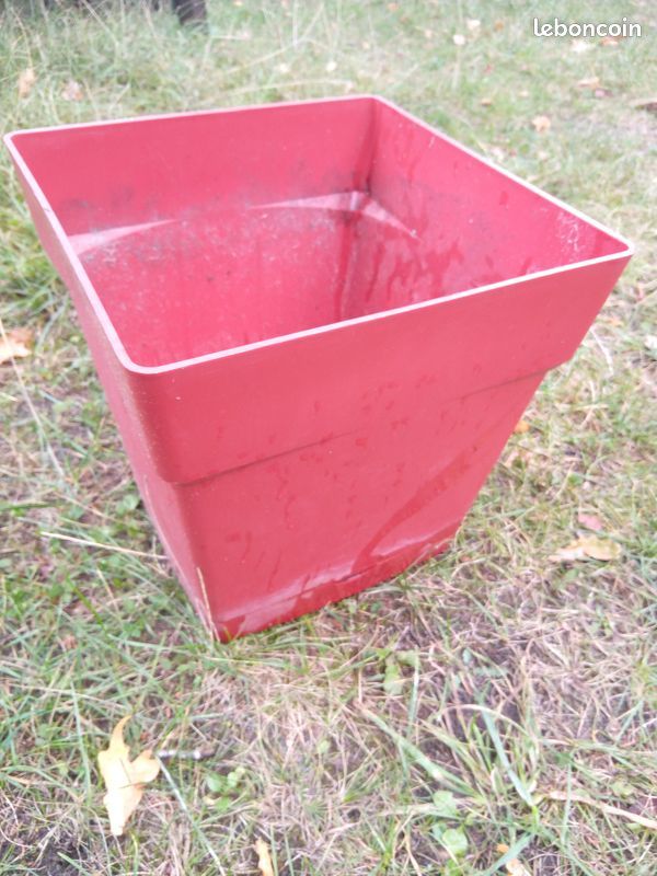 2 pots carr�s 10.2 litres avec soucoupe int�gr�e 0 Beauchamp (95)