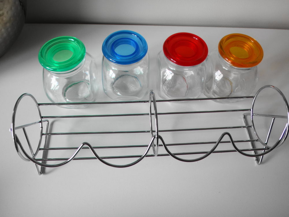 Pots � condiments en verre sur support chrom�.
10 Paris 15 (75)