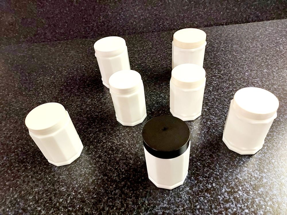 Pots � cr�me vintage en verre opale blanc � facettes 10 Montigny-aux-Amognes (58)