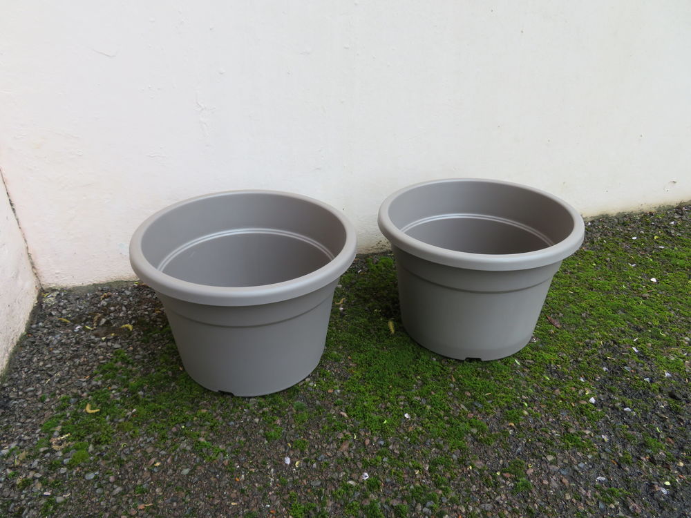 2 pots plastique , neufs , avec soucoupes 10 �chenoz-la-M�line (70)