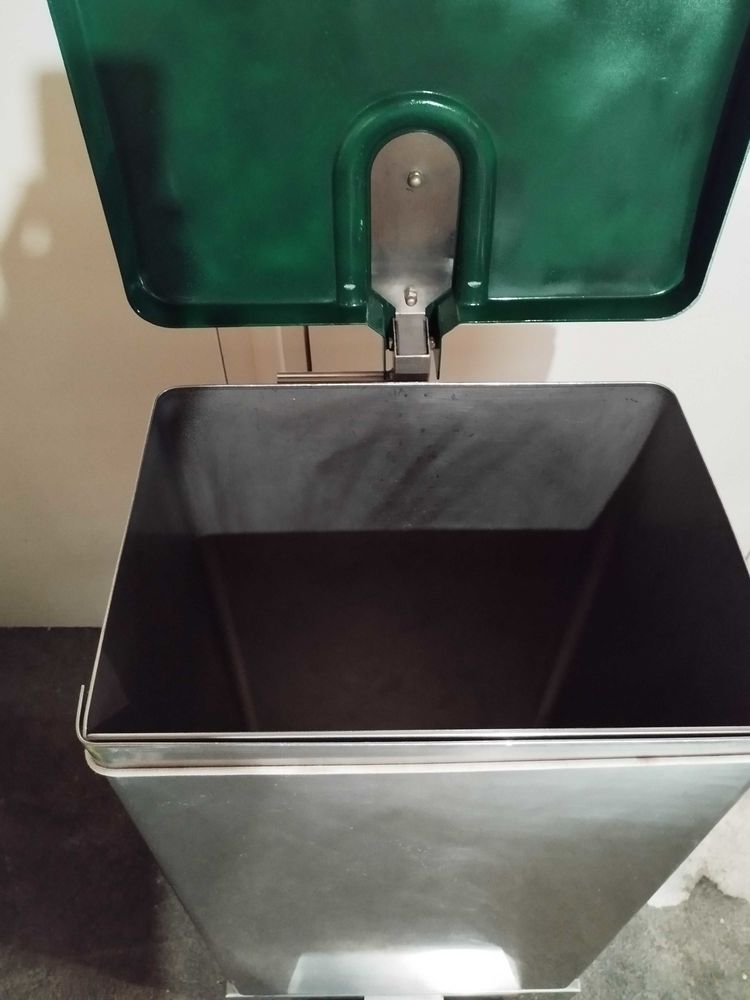 POUBELLE INOX 110Lt tr�s solide 60 Alzonne (11)