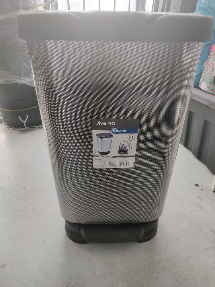 Poubelle Jive 40 L �  pedal 16 Nantes (44)