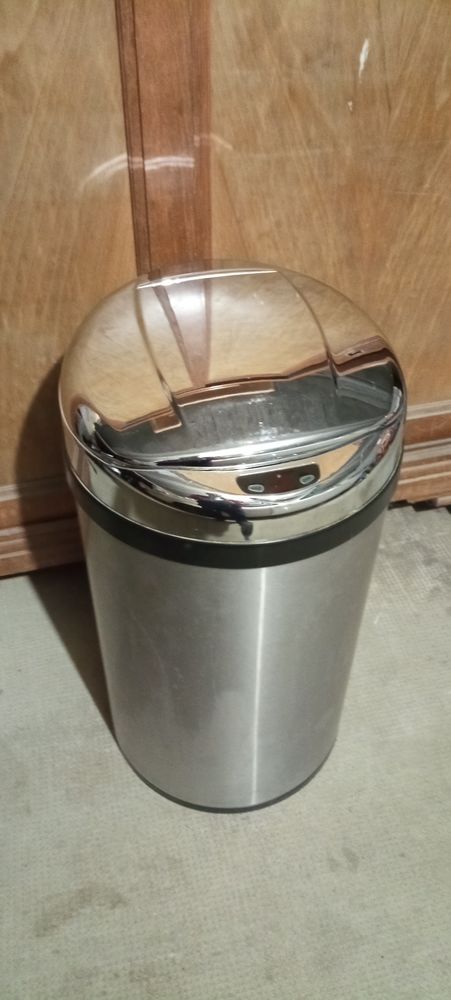 Poubelle 30 litres - ouverture �lectrique par cellule 10 Gillonnay (38)