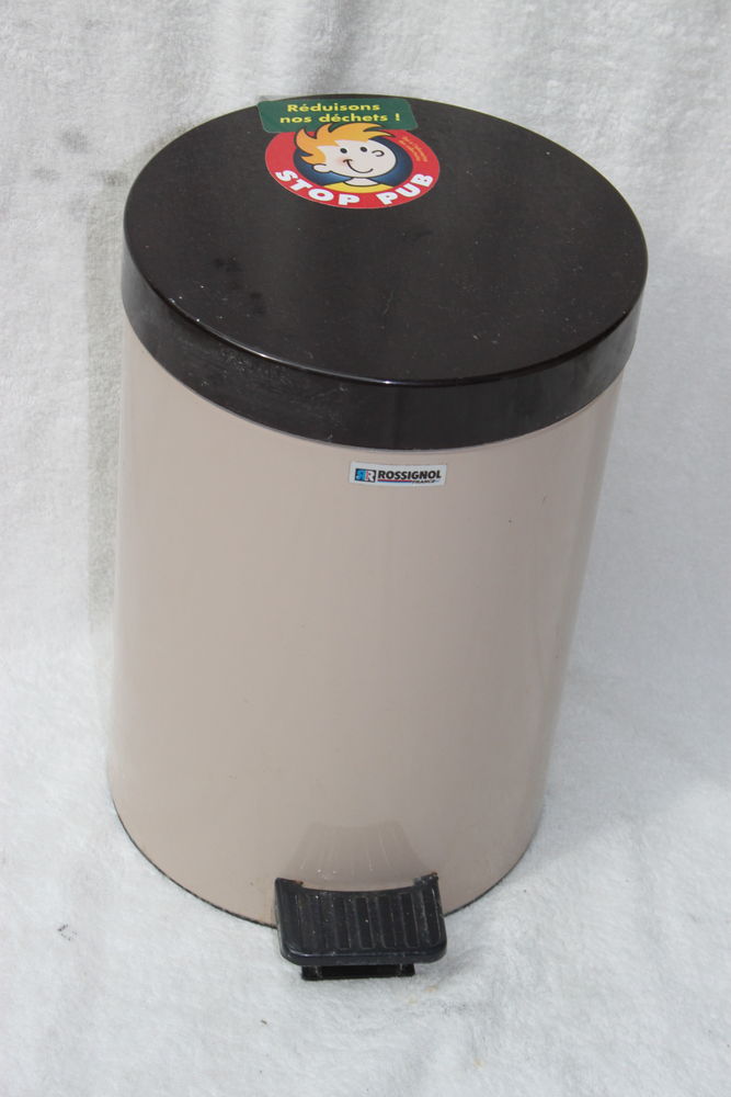 Poubelle � p�dale Rossignol 2 Montigny-Lencoup (77)