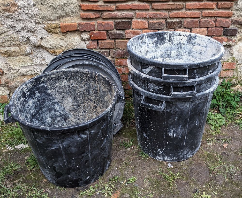 Poubelles noire plastique 10 Le Ch�telet (18)