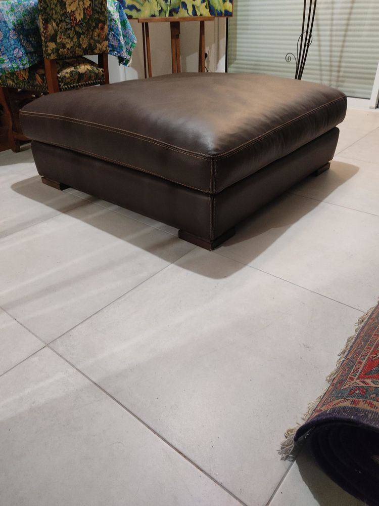 Pouf en cuir marron
160 Soullans (85)