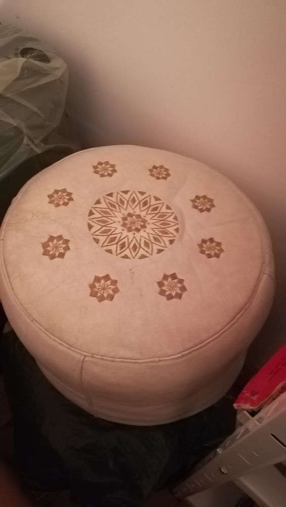 POUF en cuir
10 E PIECE 10 Jaunay-Clan (86)