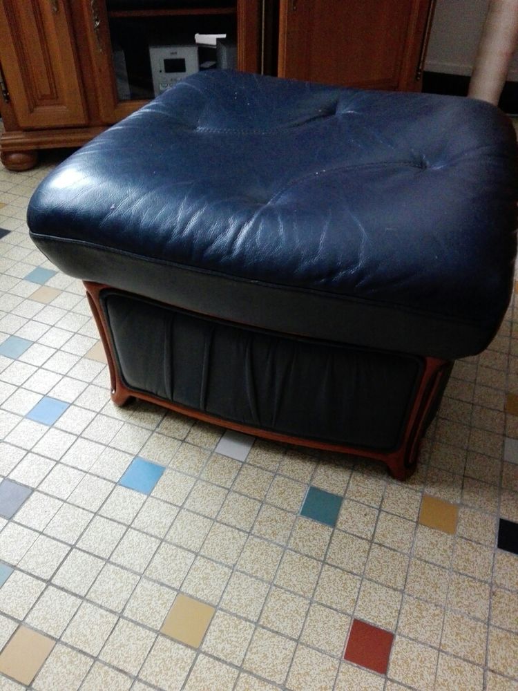 Pouff carr� ,je peux vous donner les dimensions,de couleur bleu,le contour au pied et de l acajou 15 Flers-en-Escrebieux (59)