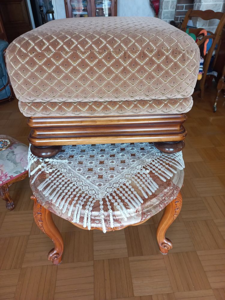 - 2 POUFS EN MERISIER ET VELOURS 30 Hy�res (83)