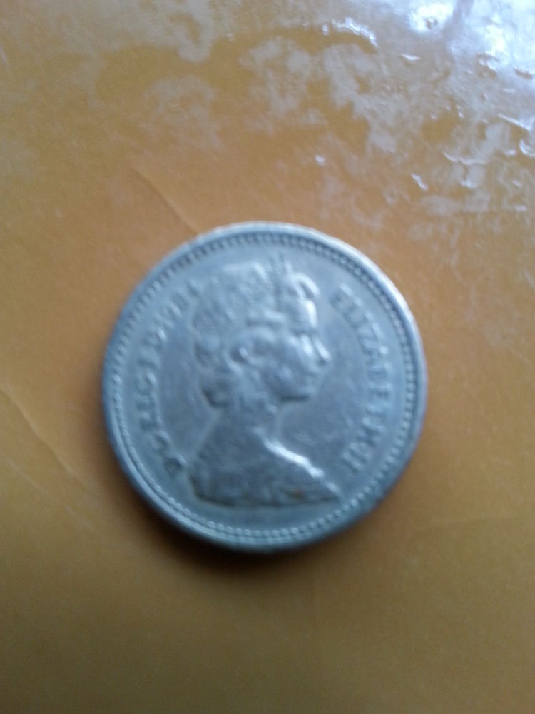 one pound 800 Montceaux-l�s-Provins (77)